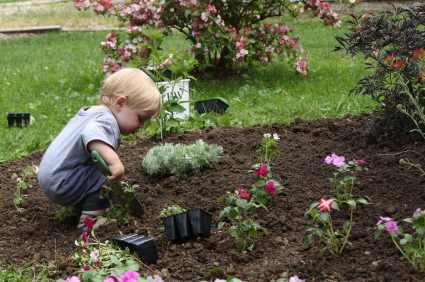Kind bei der Gartenarbeit